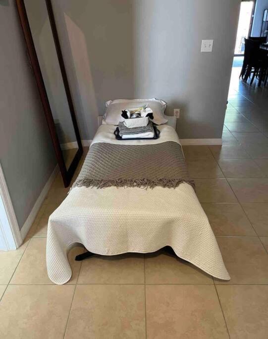 Debbie'S 3-Bedroom Apartment In A Duplex เคปคอรัล ภายนอก รูปภาพ
