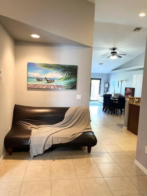 Debbie'S 3-Bedroom Apartment In A Duplex เคปคอรัล ภายนอก รูปภาพ
