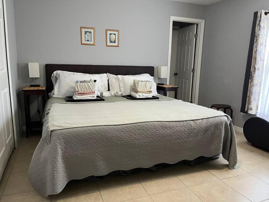 Debbie'S 3-Bedroom Apartment In A Duplex เคปคอรัล ภายนอก รูปภาพ